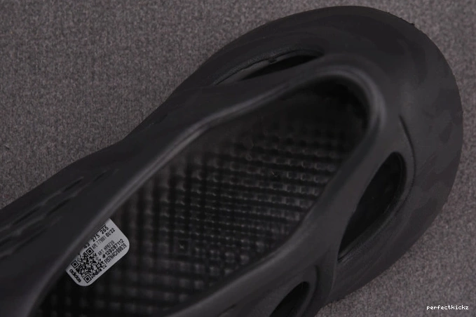 HP8739 Yeezy RNNR Onyx Adidas Foam 0809